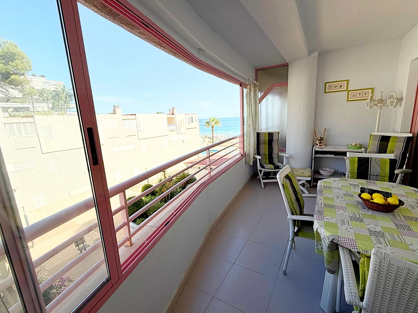 Apartamento en Primera Línea de Playa en Calpe con Vistas al Mar y Parking Incluido