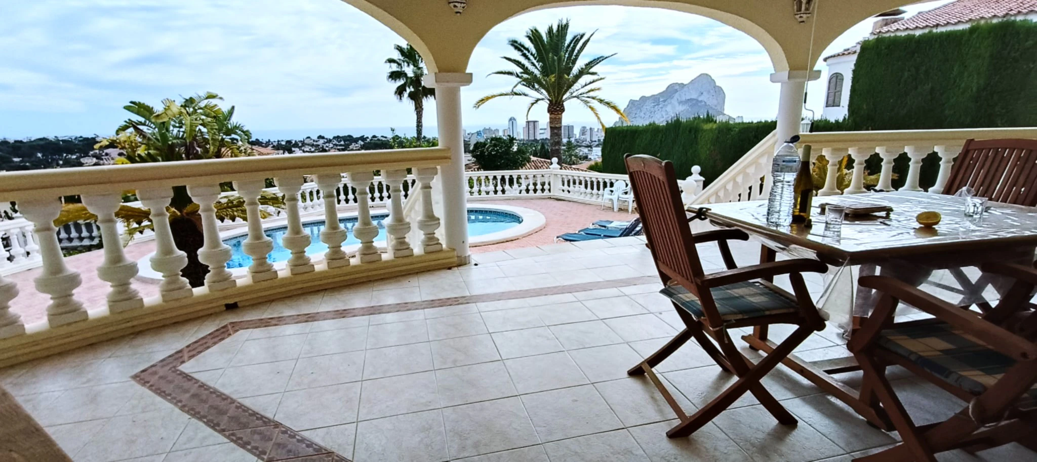 Impresionante villa con piscina y vistas espectaculares al Peñón