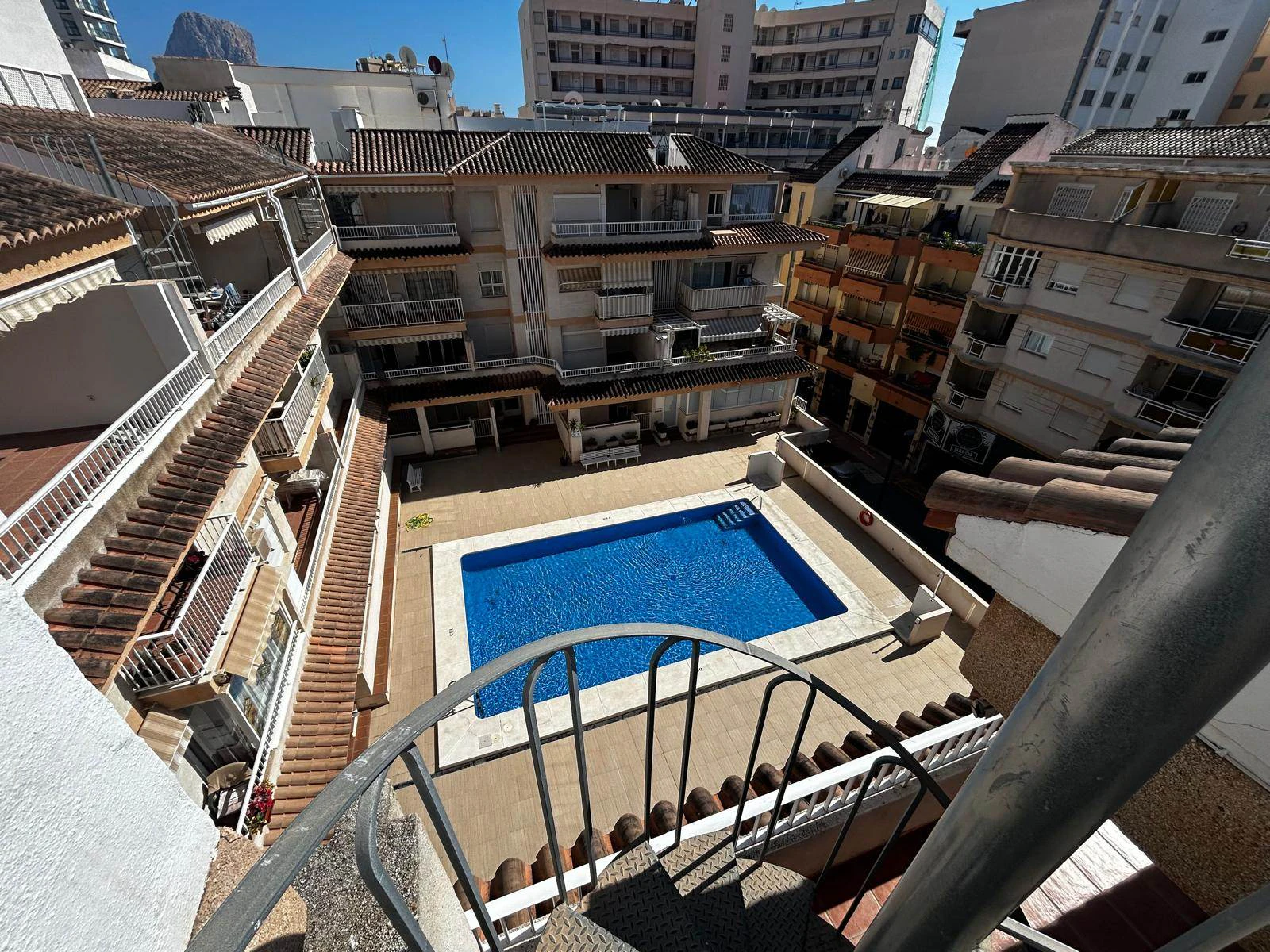 Ático en venta en pleno centro de Calpe con solárium, piscina. Parking y trastero opcionales.