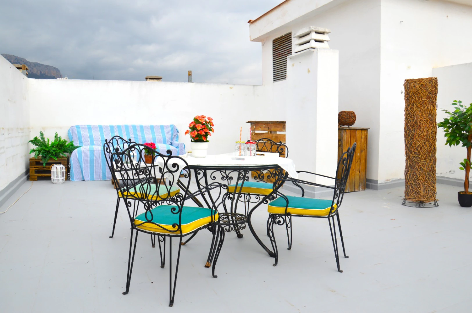 Ático en venta en pleno centro de Calpe con solárium, piscina. Parking y trastero opcionales.