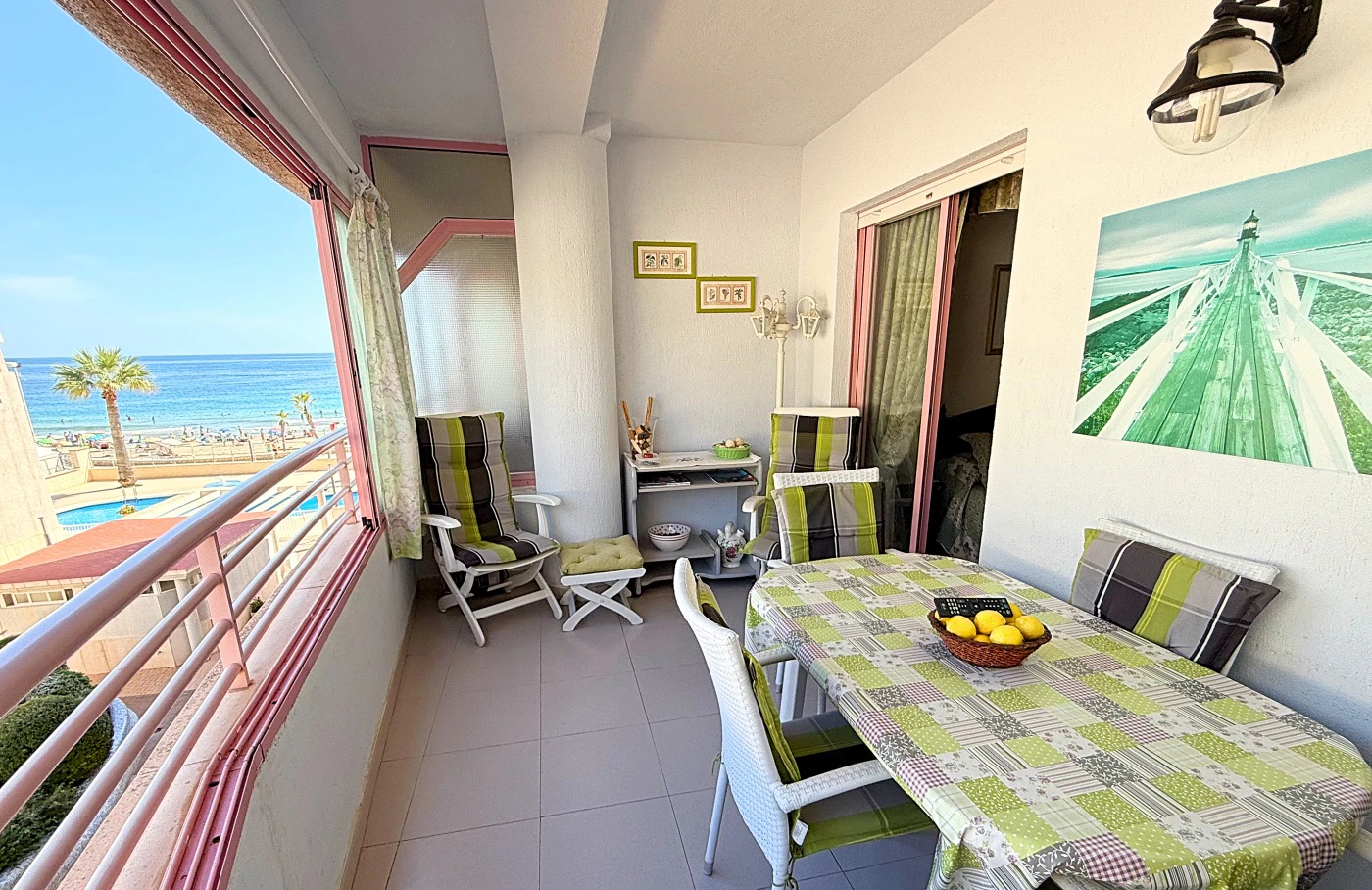 Apartamento en Primera Línea de Playa en Calpe con Vistas al Mar y Parking Incluido