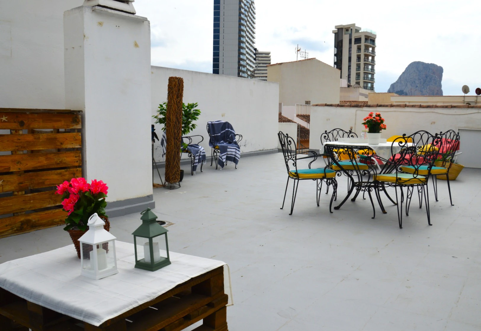 Ático en venta en pleno centro de Calpe con solárium, piscina. Parking y trastero opcionales.