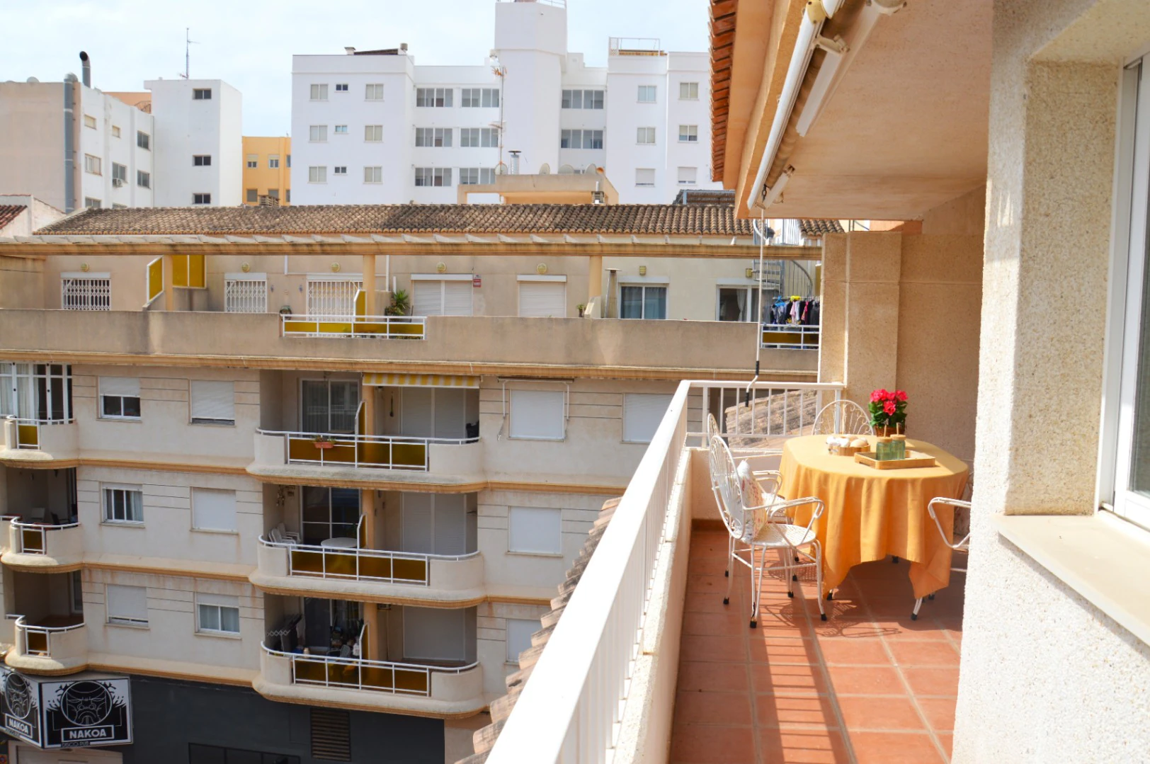 Ático en venta en pleno centro de Calpe con solárium, piscina. Parking y trastero opcionales.