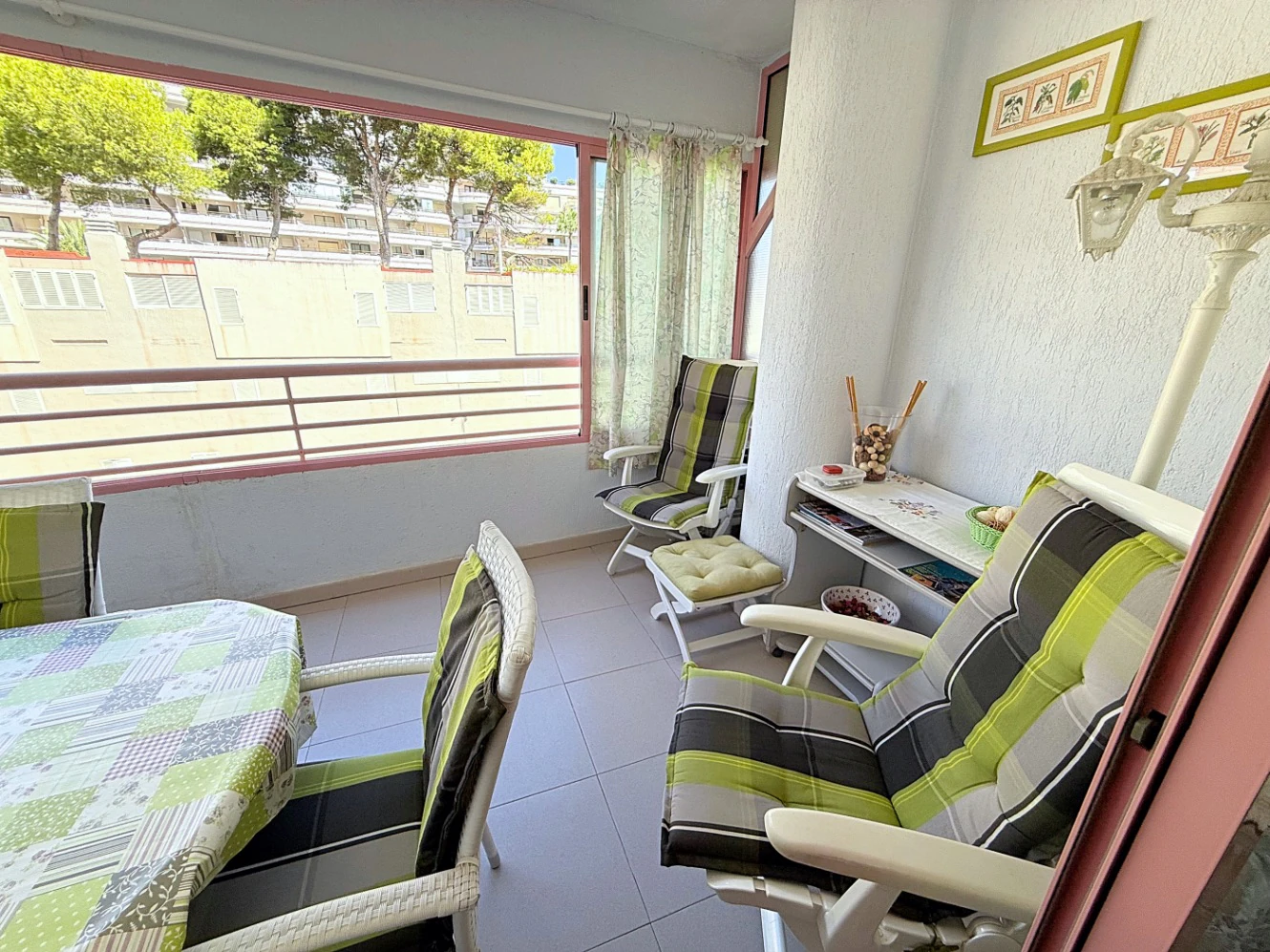 Apartamento en Primera Línea de Playa en Calpe con Vistas al Mar y Parking Incluido