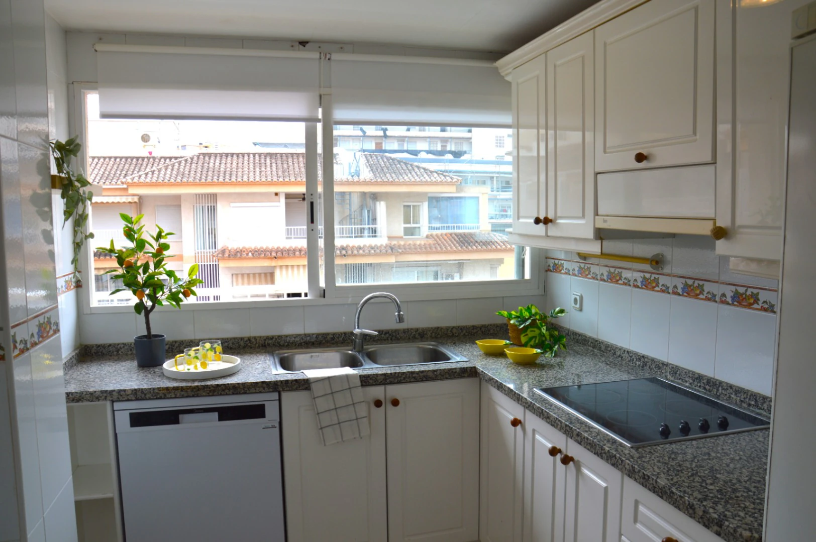 Ático en venta en pleno centro de Calpe con solárium, piscina. Parking y trastero opcionales.