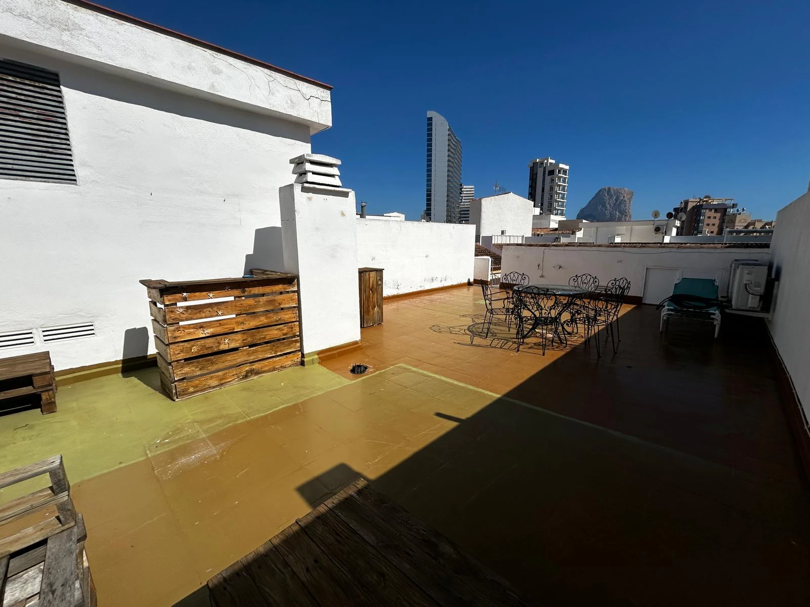 Ático en venta en pleno centro de Calpe con solárium, piscina. Parking y trastero opcionales.