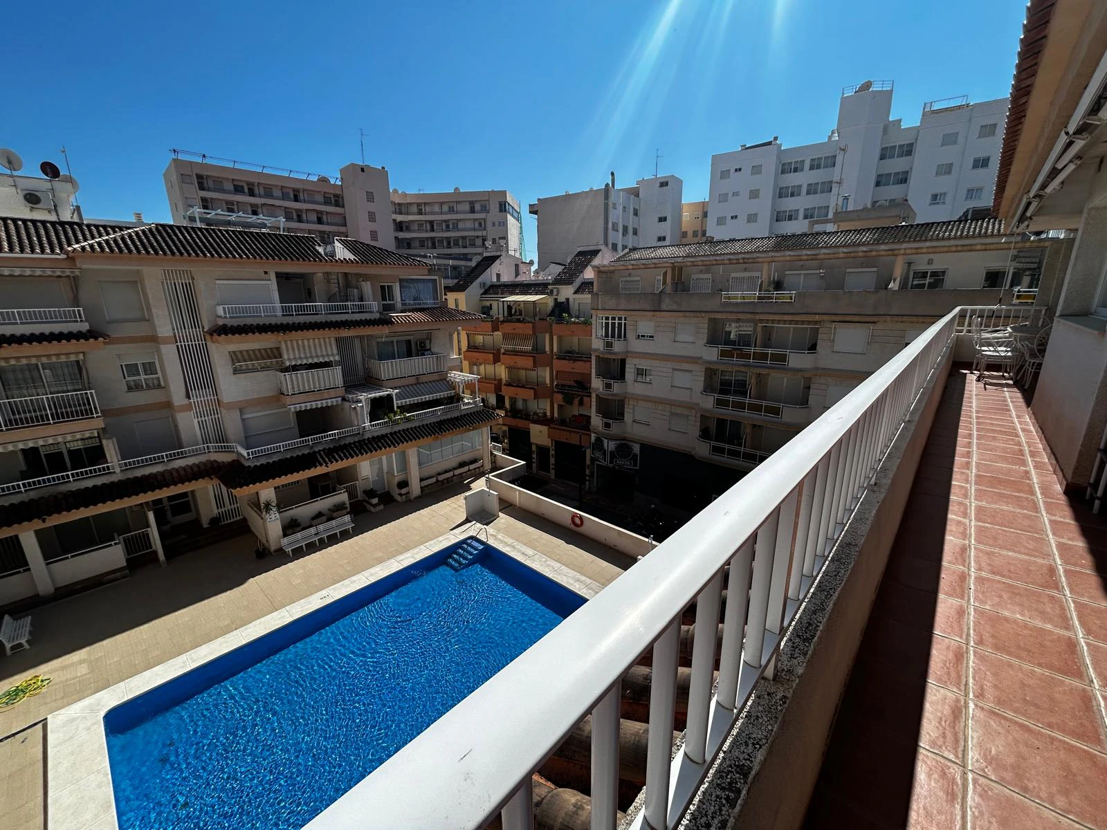 Ático en venta en pleno centro de Calpe con solárium, piscina. Parking y trastero opcionales.