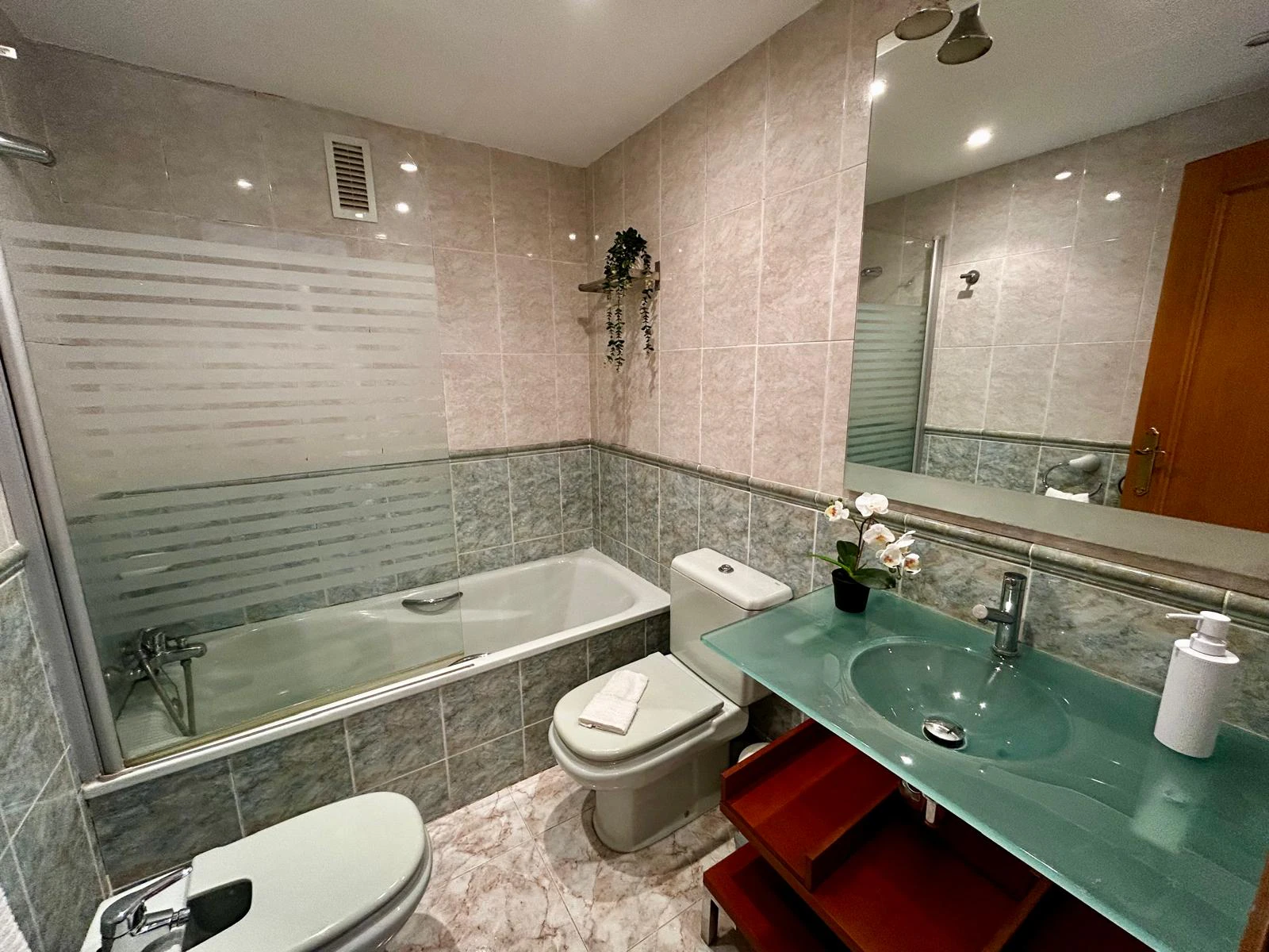 Ático en venta en pleno centro de Calpe con solárium, piscina. Parking y trastero opcionales.