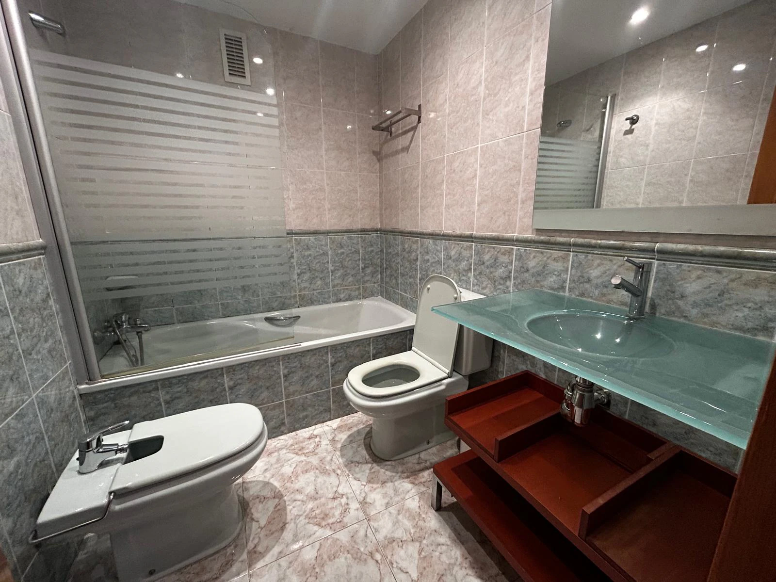Ático en venta en pleno centro de Calpe con solárium, piscina. Parking y trastero opcionales.