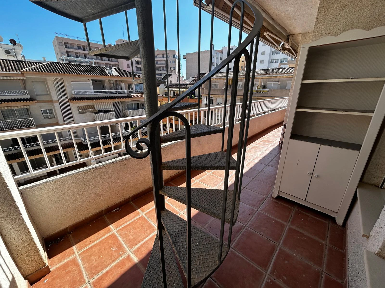 Ático en venta en pleno centro de Calpe con solárium, piscina. Parking y trastero opcionales.