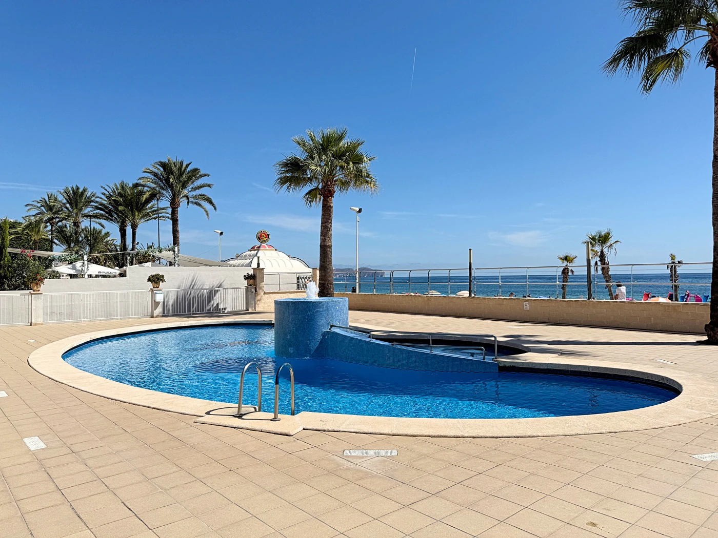 Apartamento en Primera Línea de Playa en Calpe con Vistas al Mar y Parking Incluido
