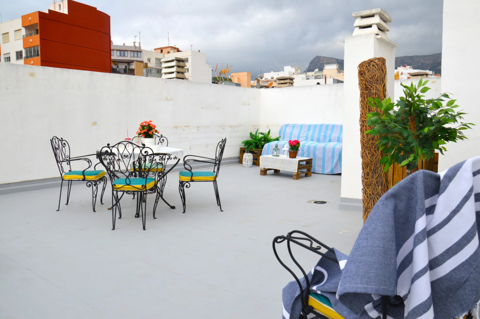 Ático en venta en pleno centro de Calpe con solárium, piscina. Parking y trastero opcionales.