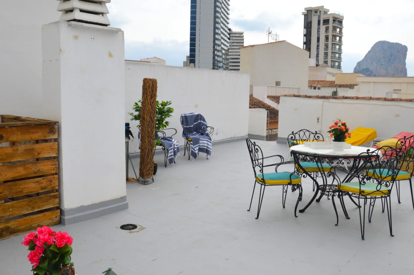 Ático en venta en pleno centro de Calpe con solárium, piscina. Parking y trastero opcionales.