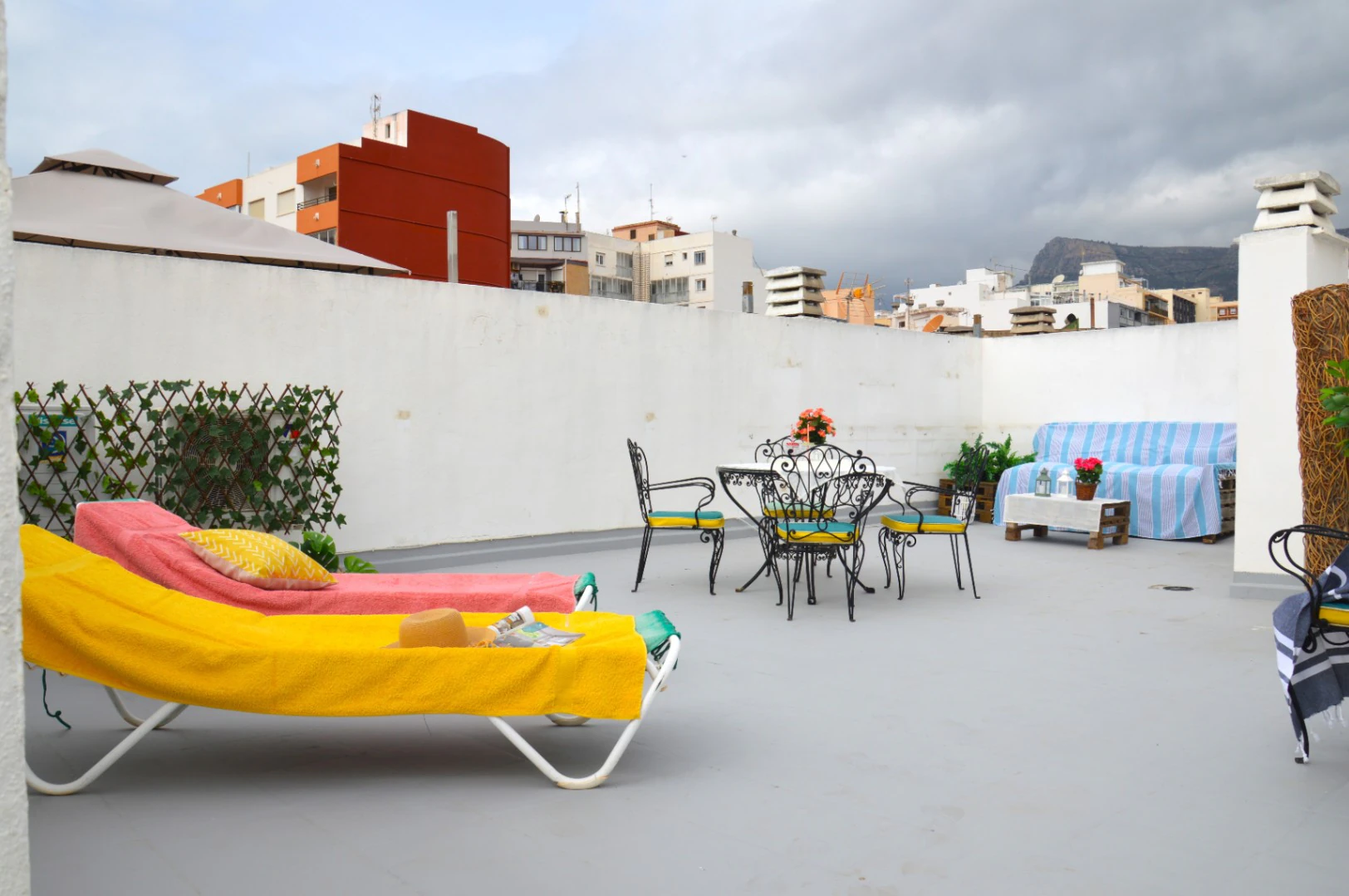 Ático en venta en pleno centro de Calpe con solárium, piscina. Parking y trastero opcionales.