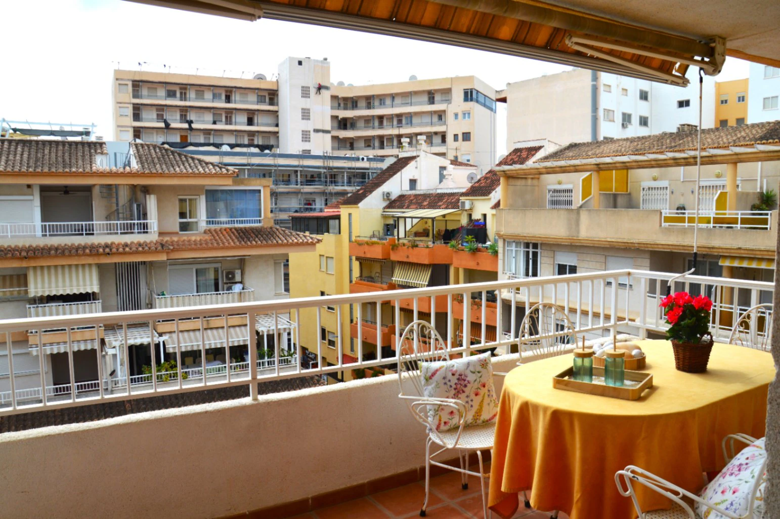 Ático en venta en pleno centro de Calpe con solárium, piscina. Parking y trastero opcionales.