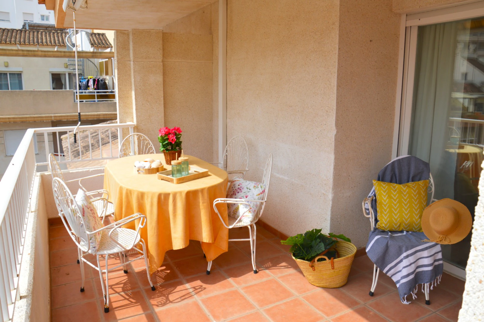 Ático en venta en pleno centro de Calpe con solárium, piscina. Parking y trastero opcionales.