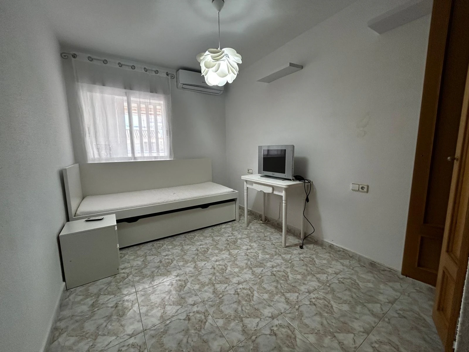 Ático en venta en pleno centro de Calpe con solárium, piscina. Parking y trastero opcionales.