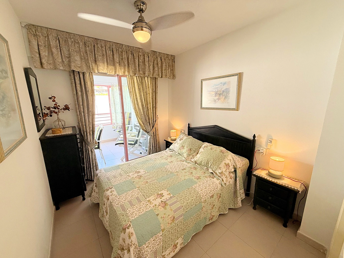 Apartamento en Primera Línea de Playa en Calpe con Vistas al Mar y Parking Incluido