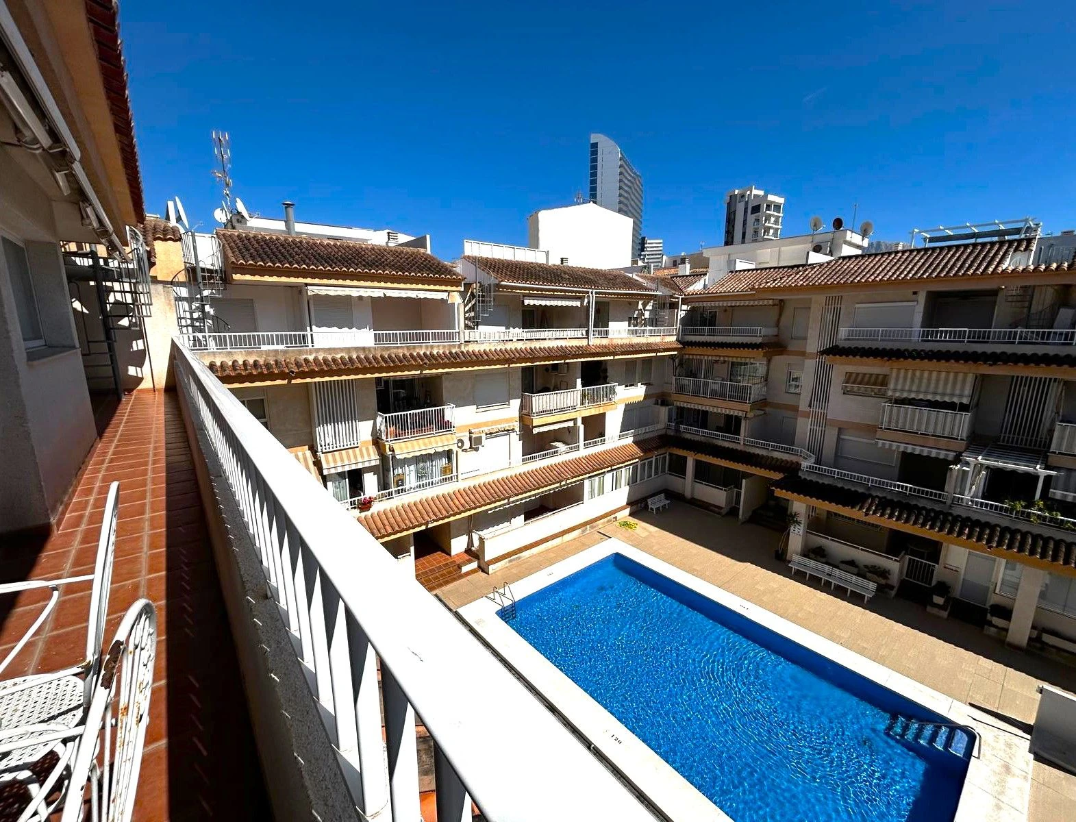 Ático en venta en pleno centro de Calpe con solárium, piscina. Parking y trastero opcionales.