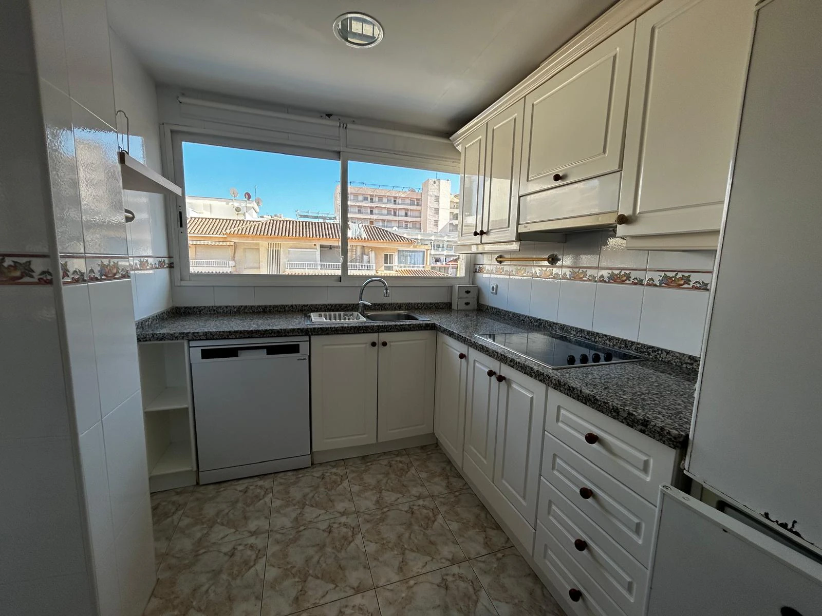 Ático en venta en pleno centro de Calpe con solárium, piscina. Parking y trastero opcionales.
