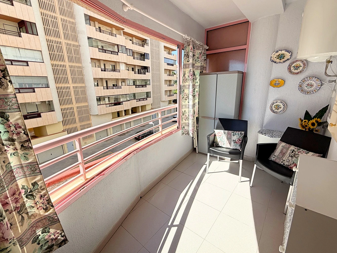 Apartamento en Primera Línea de Playa en Calpe con Vistas al Mar y Parking Incluido