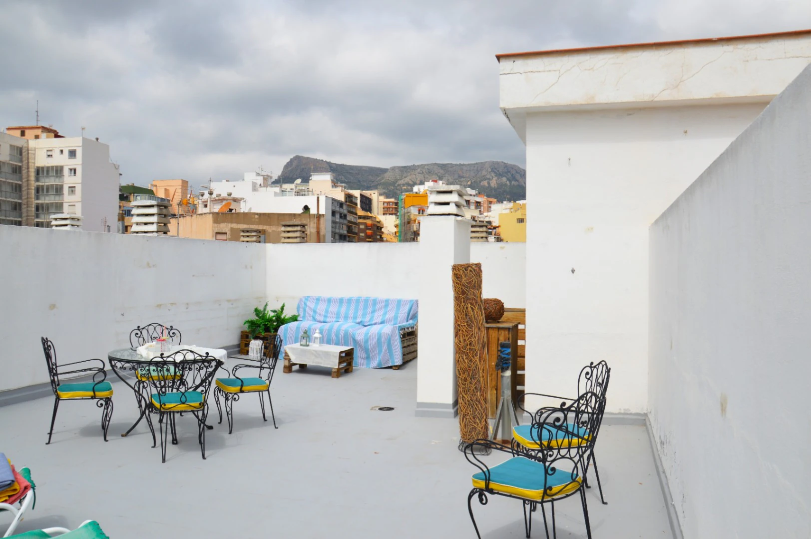 Ático en venta en pleno centro de Calpe con solárium, piscina. Parking y trastero opcionales.