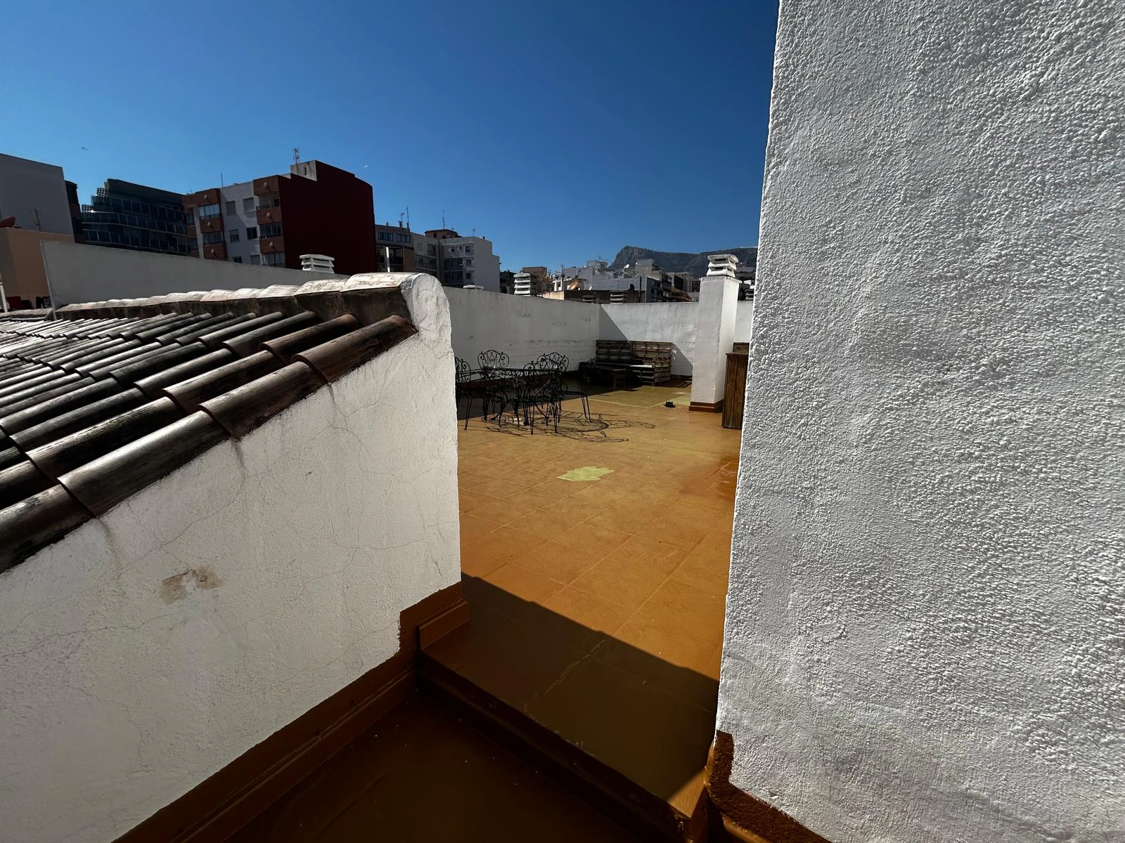 Ático en venta en pleno centro de Calpe con solárium, piscina. Parking y trastero opcionales.