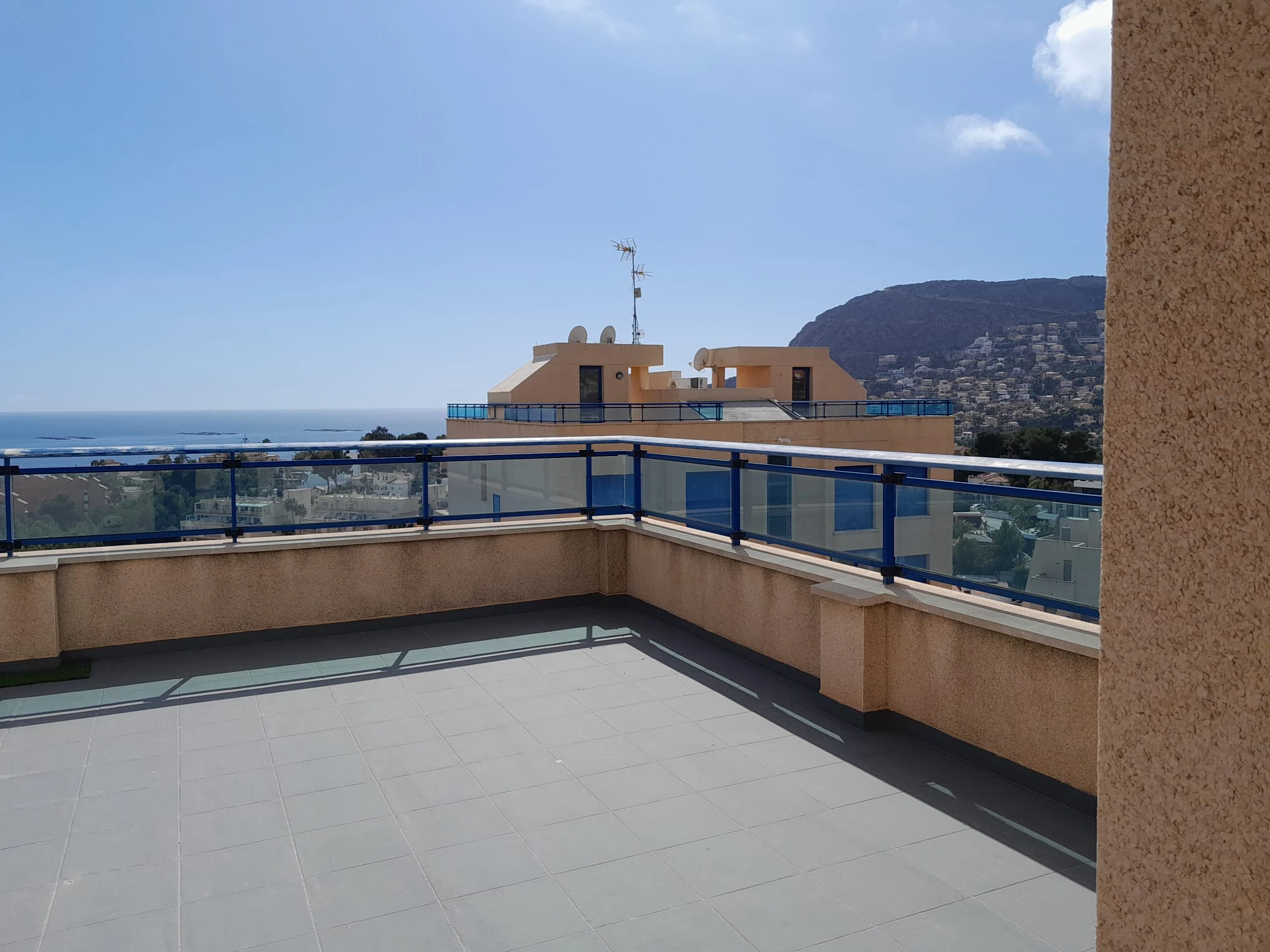 Espectacular ático en Calpe con vistas al mar y piscina