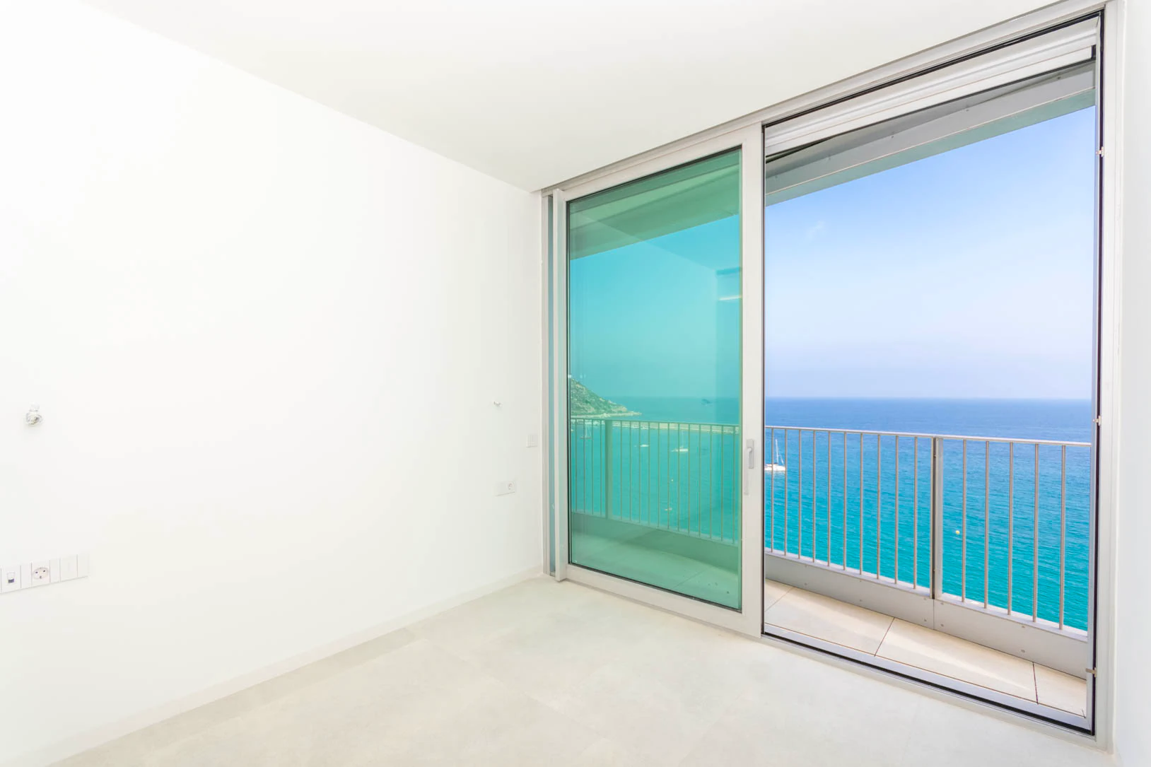 APARTAMENTOS DE LUJO EN PRIMERA LÍNEA