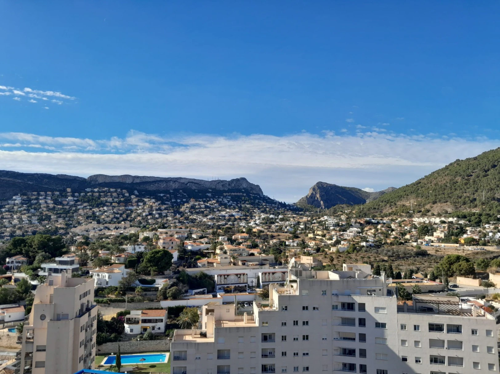 Espectacular ático en Calpe con vistas al mar y piscina