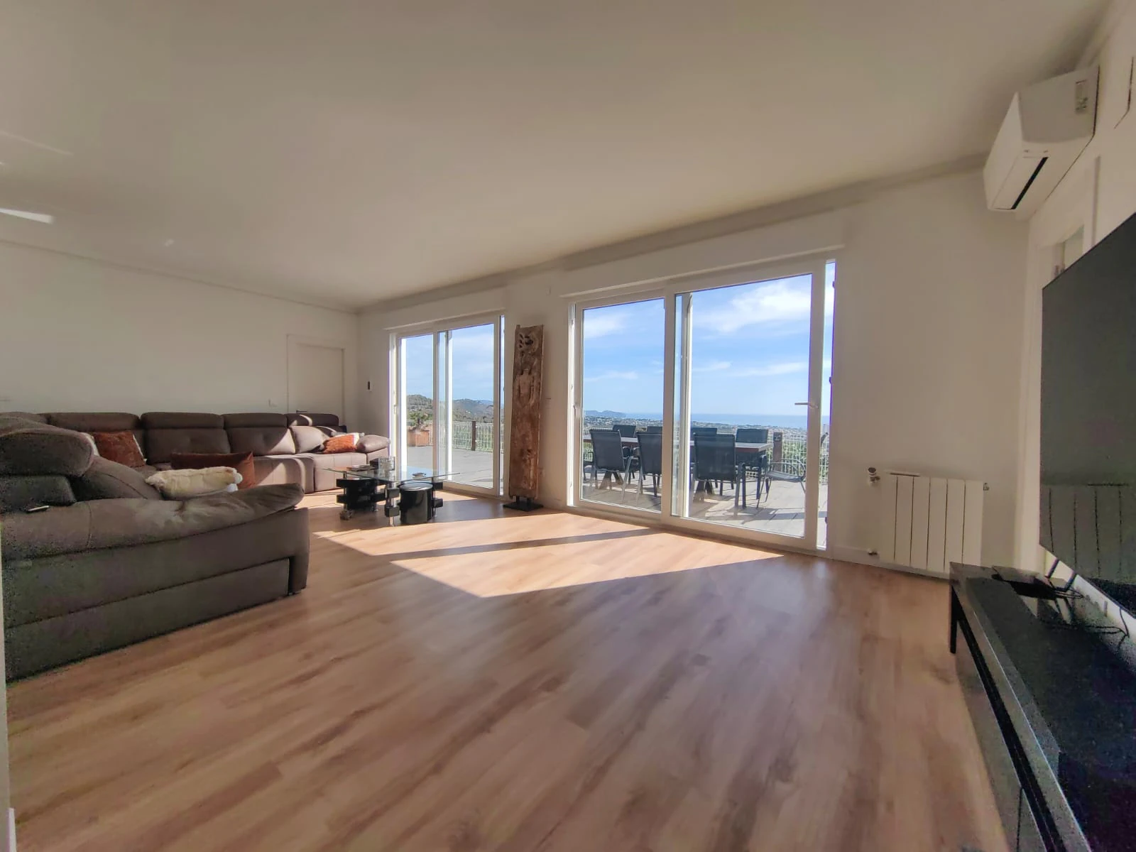 Villa de altas calidades con vistas panorámicas al mar