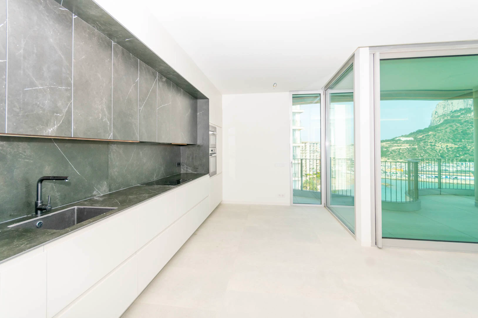 APARTAMENTOS DE LUJO EN PRIMERA LÍNEA