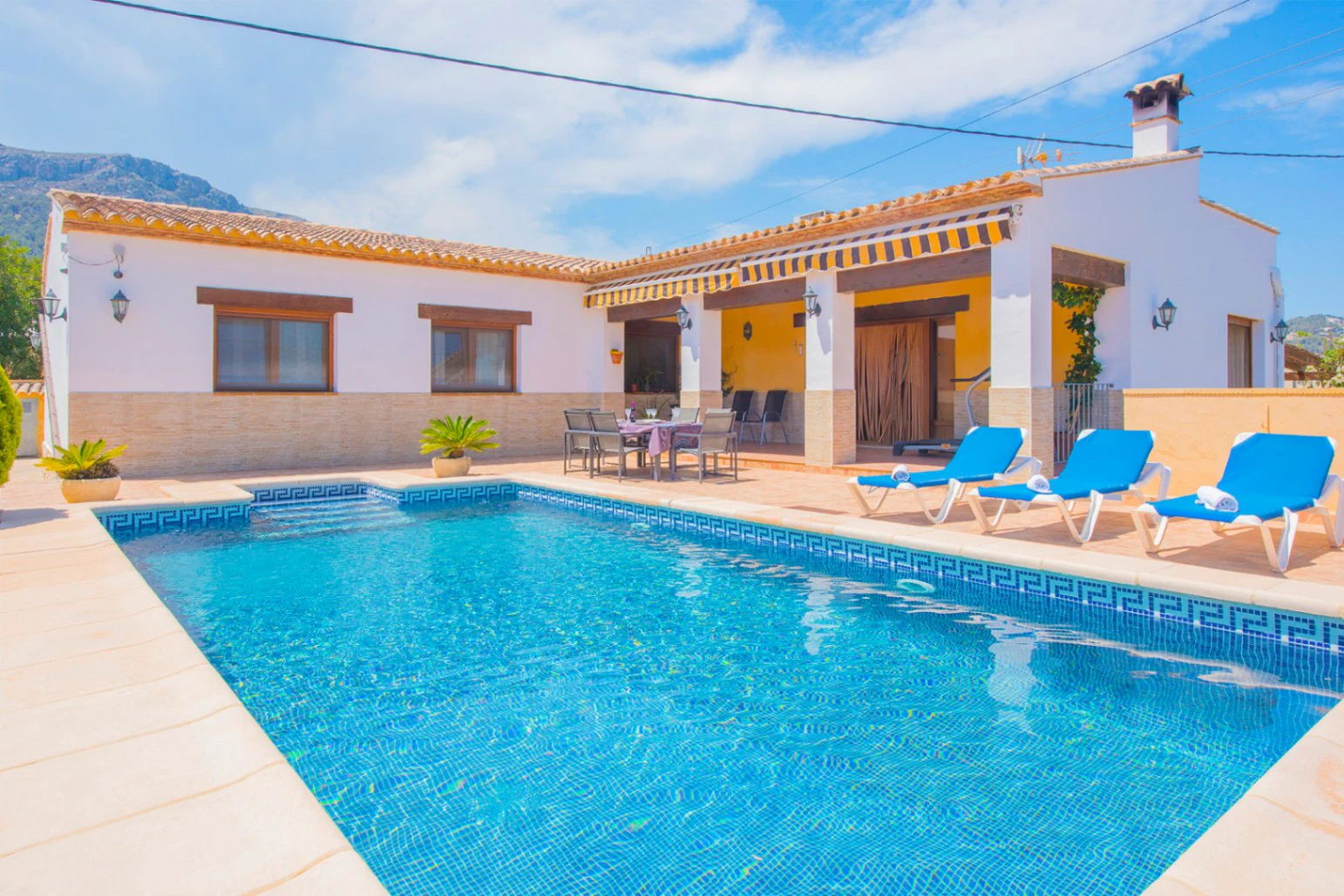 C1013 - Außergewöhnliche Villa zum Verkauf in Calpe bietet die perfekte Balance zwischen Komfort und Stil