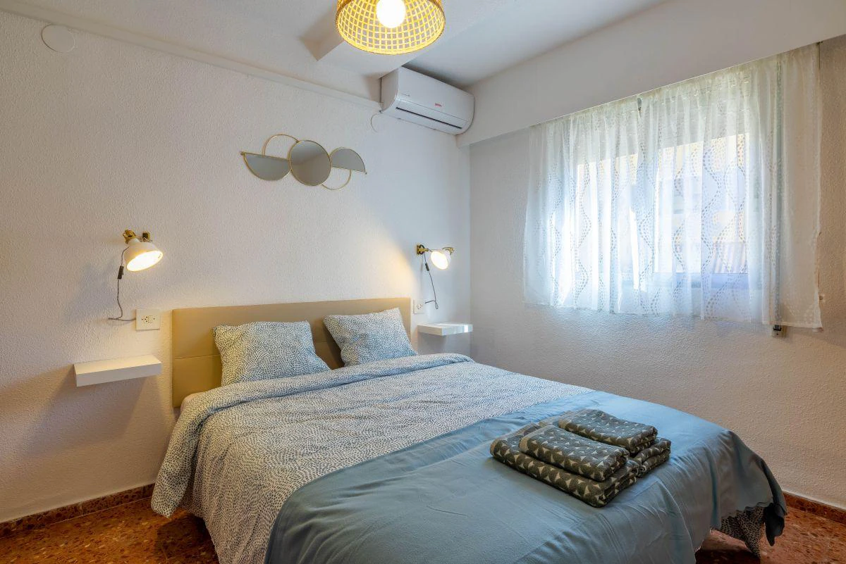 Temporary rental. Quiet 2-bedroom apartment with terrace in the center of Calpe, 240m from Arenal Bol beach.