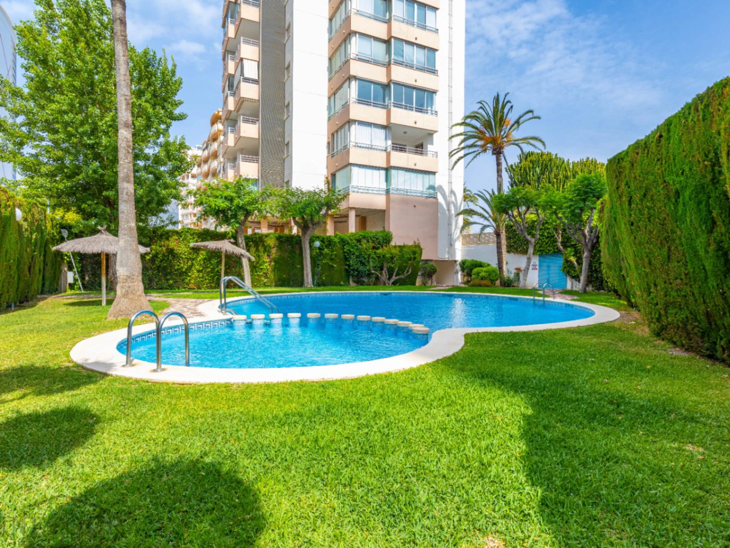 5763C - Apartamento con vistas al mar y la montaña en zona céntrica y tranquila de Calpe, con 2 dormitorios y piscina
