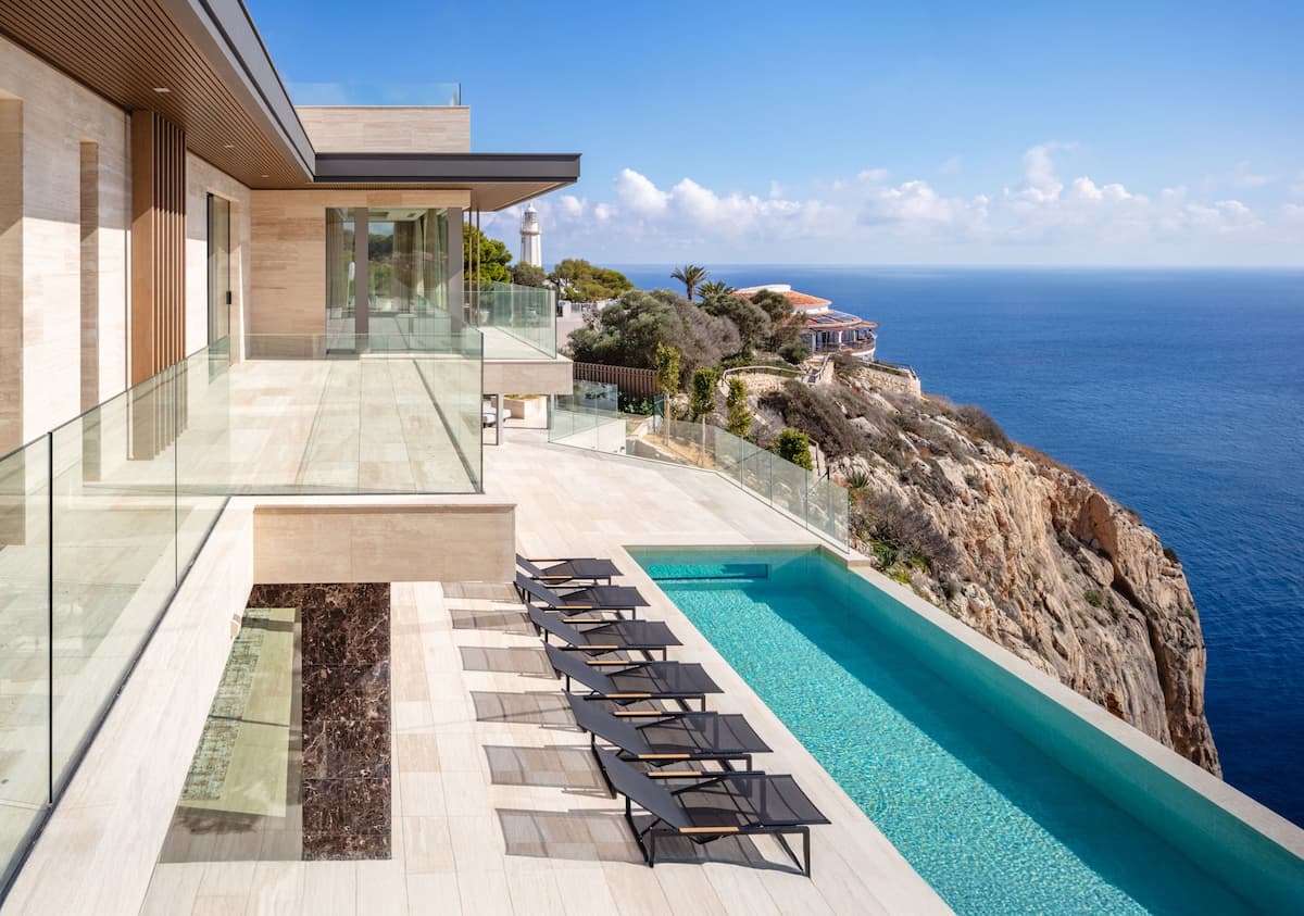 Eine moderne Villa mit großen Fenstern mit Blick auf das Meer in Jávea
