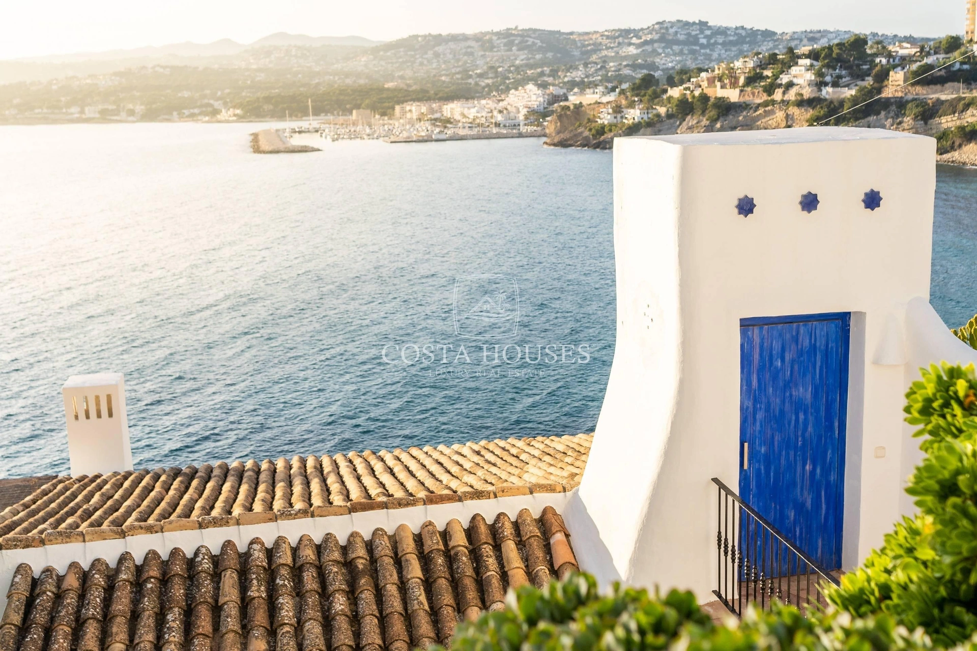 2406VL_PUERTOSOL - ❶ IBIZA VILLA FRENTE AL MAR EN MORAIRA, Costa Blanca | Exclusive SEAFRONT IBIZA VILLA in Moraira