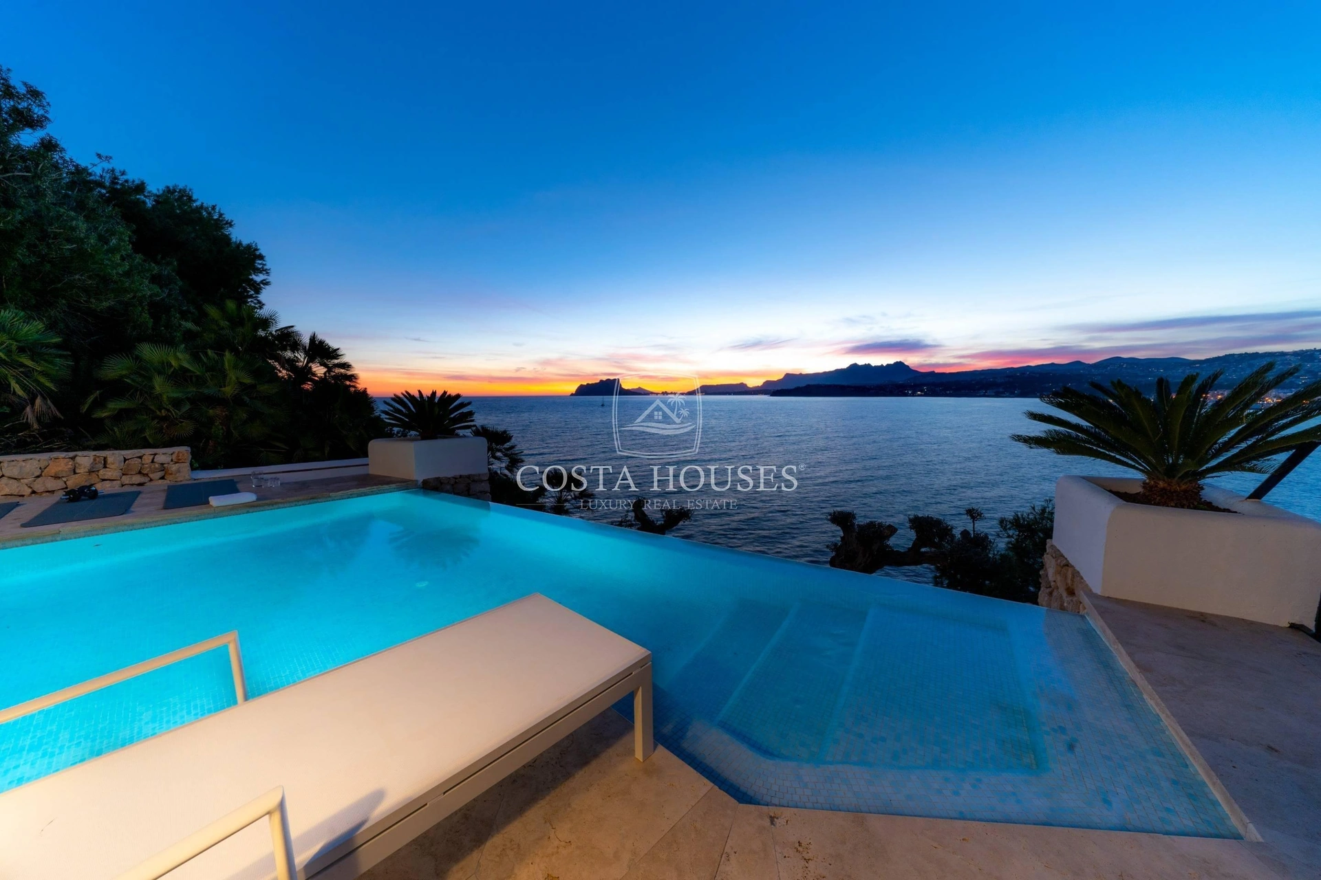 2406VL_PUERTOSOL - ❶ IBIZA VILLA FRENTE AL MAR EN MORAIRA, Costa Blanca | Exclusive SEAFRONT IBIZA VILLA in Moraira