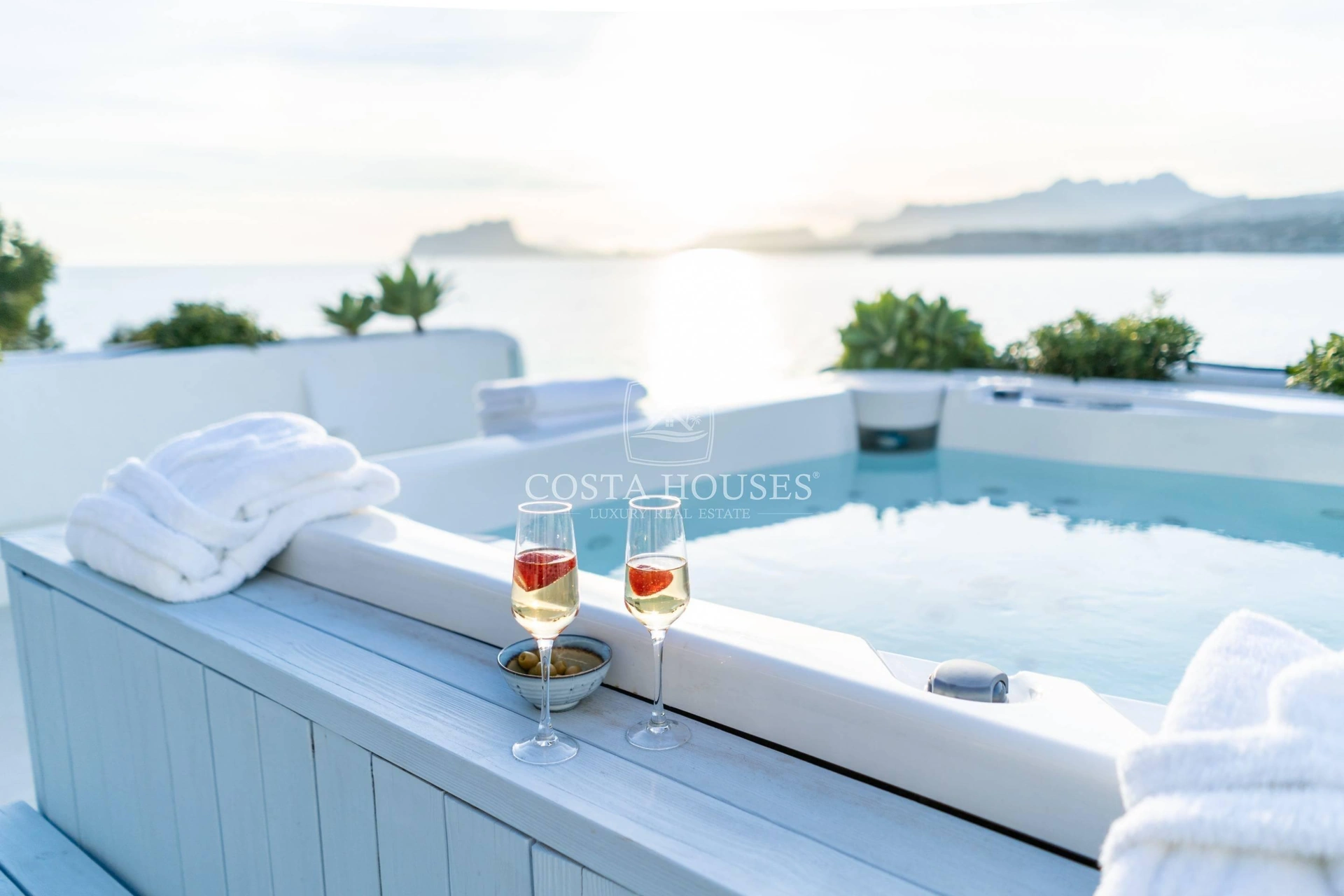 2406VL_PUERTOSOL - ❶ IBIZA VILLA FRENTE AL MAR EN MORAIRA, Costa Blanca | Exclusive SEAFRONT IBIZA VILLA in Moraira