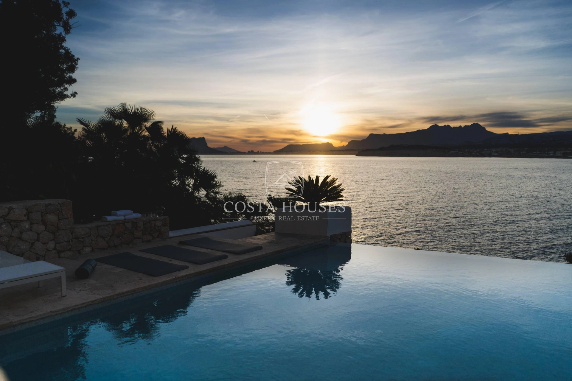 2406VL_PUERTOSOL - ❶ IBIZA VILLA FRENTE AL MAR EN MORAIRA, Costa Blanca | Exclusive SEAFRONT IBIZA VILLA in Moraira