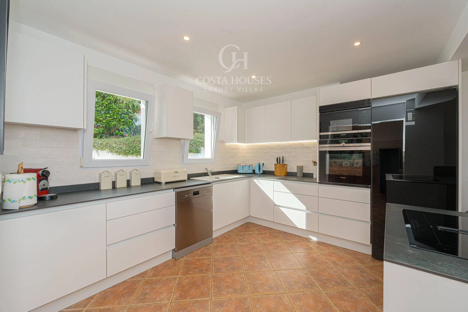 2782V_PIVER - VILLA PIVER · ELEGANCIA CONTEMPORÁNEA ENTRE EL MAR Y EL MONTGÓ – JÁVEA, COSTA BLANCA