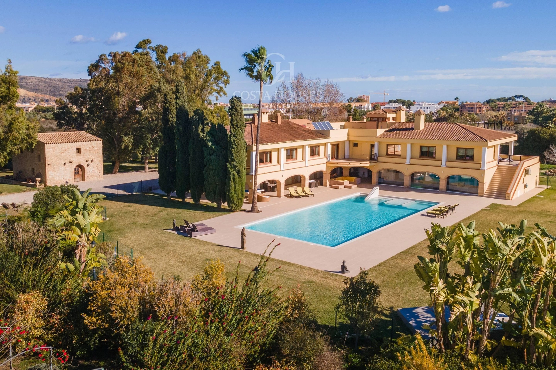 2771VL_FINCASWISS - FINCA SWISS · EN JÁVEA, ELEGANCIA CONTEMPORÁNEA ENTRE EL MONTGÓ Y EL MAR