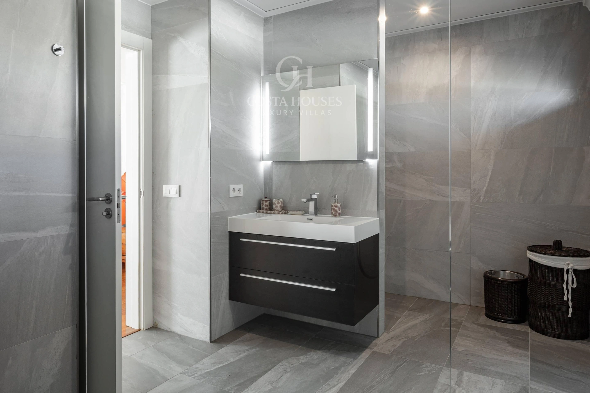 2771VL_FINCASWISS - FINCA SWISS · EN JÁVEA, ELEGANCIA CONTEMPORÁNEA ENTRE EL MONTGÓ Y EL MAR