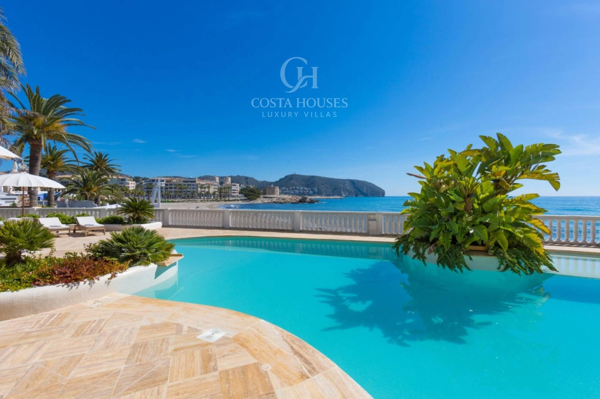 2151VL_SANDBEACH - VILLA SAND BEACH · VILLA DE LUJO EN PRIMERA LÍNEA DE PLAYA DE ARENA EN MORAIRA, ALICANTE