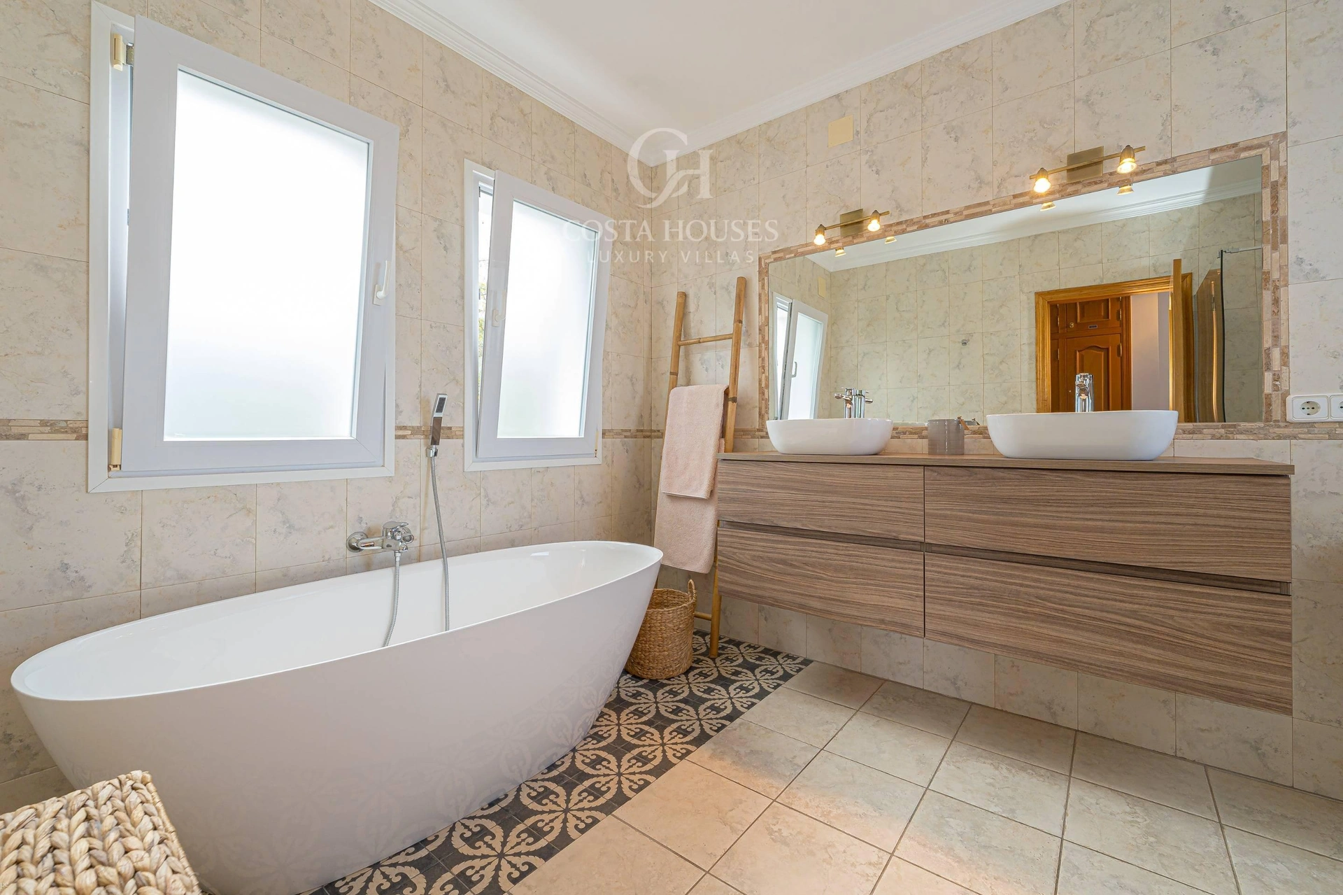 2782V_PIVER - VILLA PIVER · ELEGANCIA CONTEMPORÁNEA ENTRE EL MAR Y EL MONTGÓ – JÁVEA, COSTA BLANCA