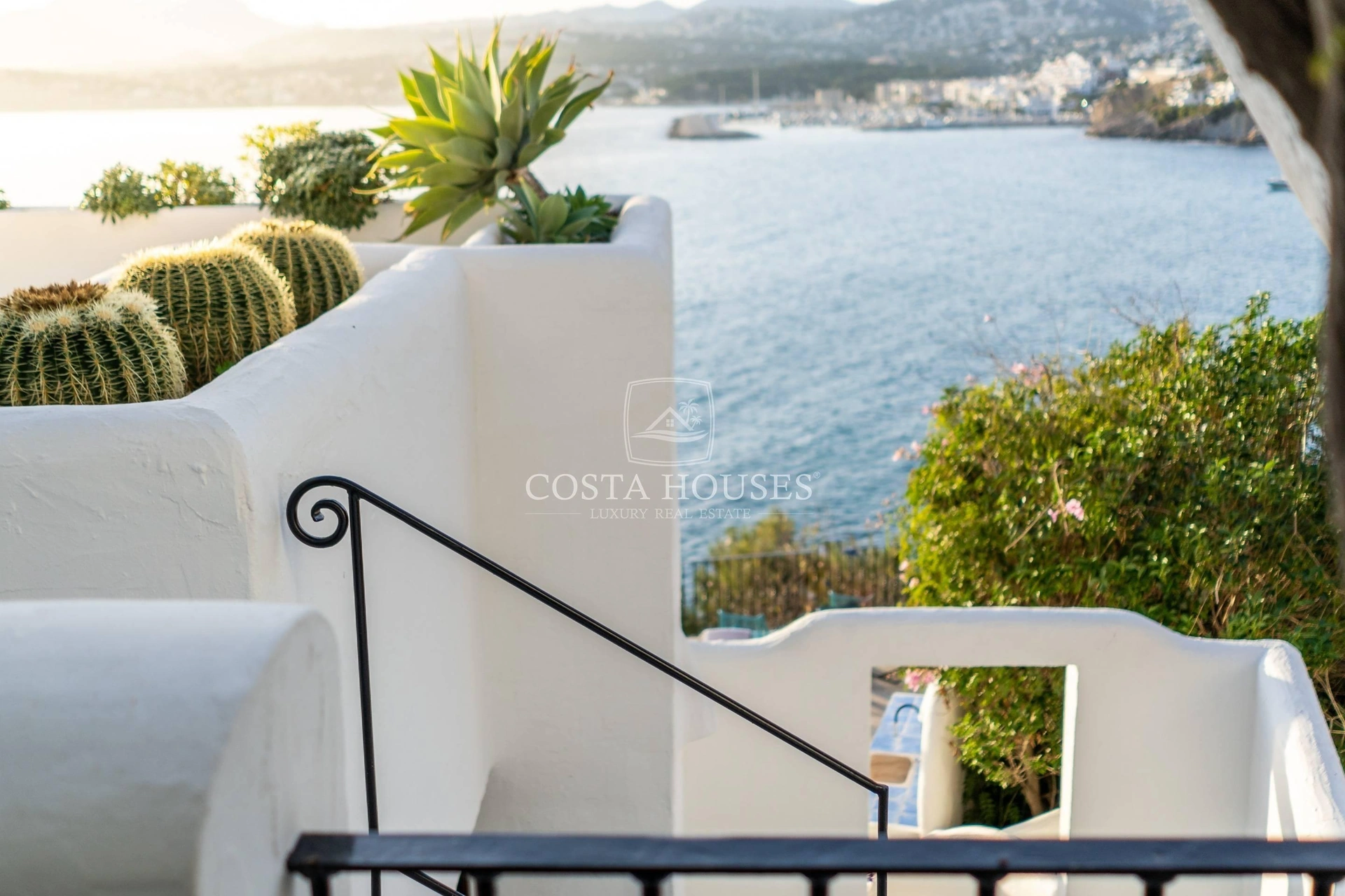 2406VL_PUERTOSOL - ❶ IBIZA VILLA FRENTE AL MAR EN MORAIRA, Costa Blanca | Exclusive SEAFRONT IBIZA VILLA in Moraira