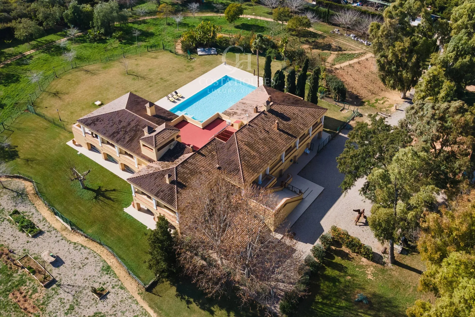 2771VL_FINCASWISS - FINCA SWISS · EN JÁVEA, ELEGANCIA CONTEMPORÁNEA ENTRE EL MONTGÓ Y EL MAR