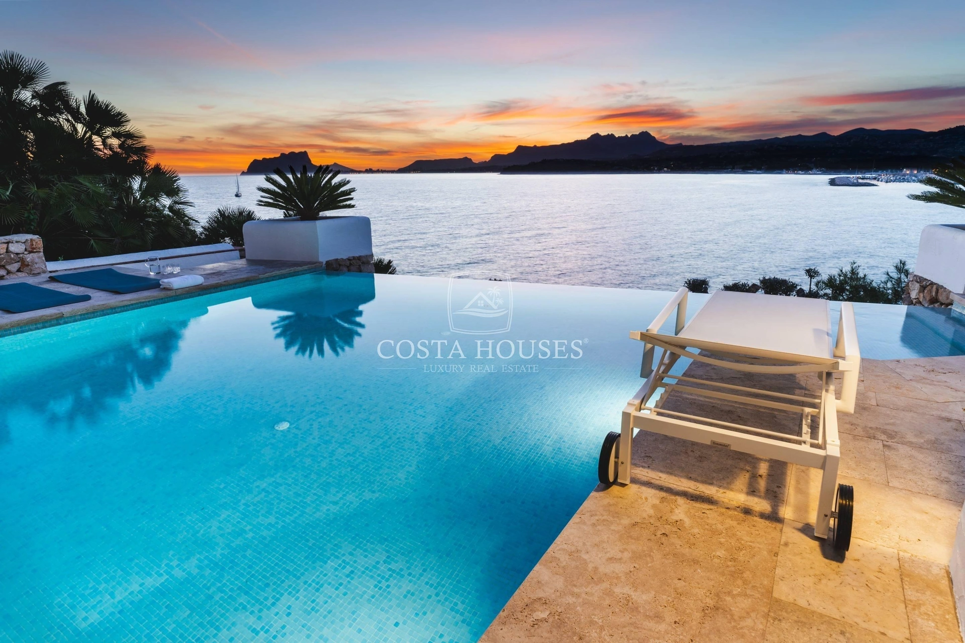 2406VL_PUERTOSOL - ❶ IBIZA VILLA FRENTE AL MAR EN MORAIRA, Costa Blanca | Exclusive SEAFRONT IBIZA VILLA in Moraira