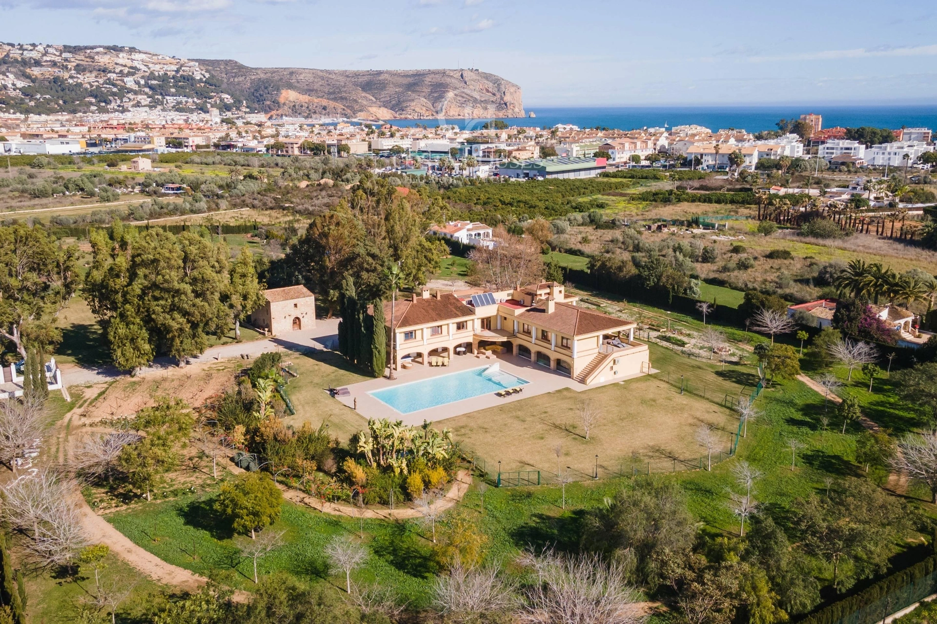 2771VL_FINCASWISS - FINCA SWISS · EN JÁVEA, ELEGANCIA CONTEMPORÁNEA ENTRE EL MONTGÓ Y EL MAR