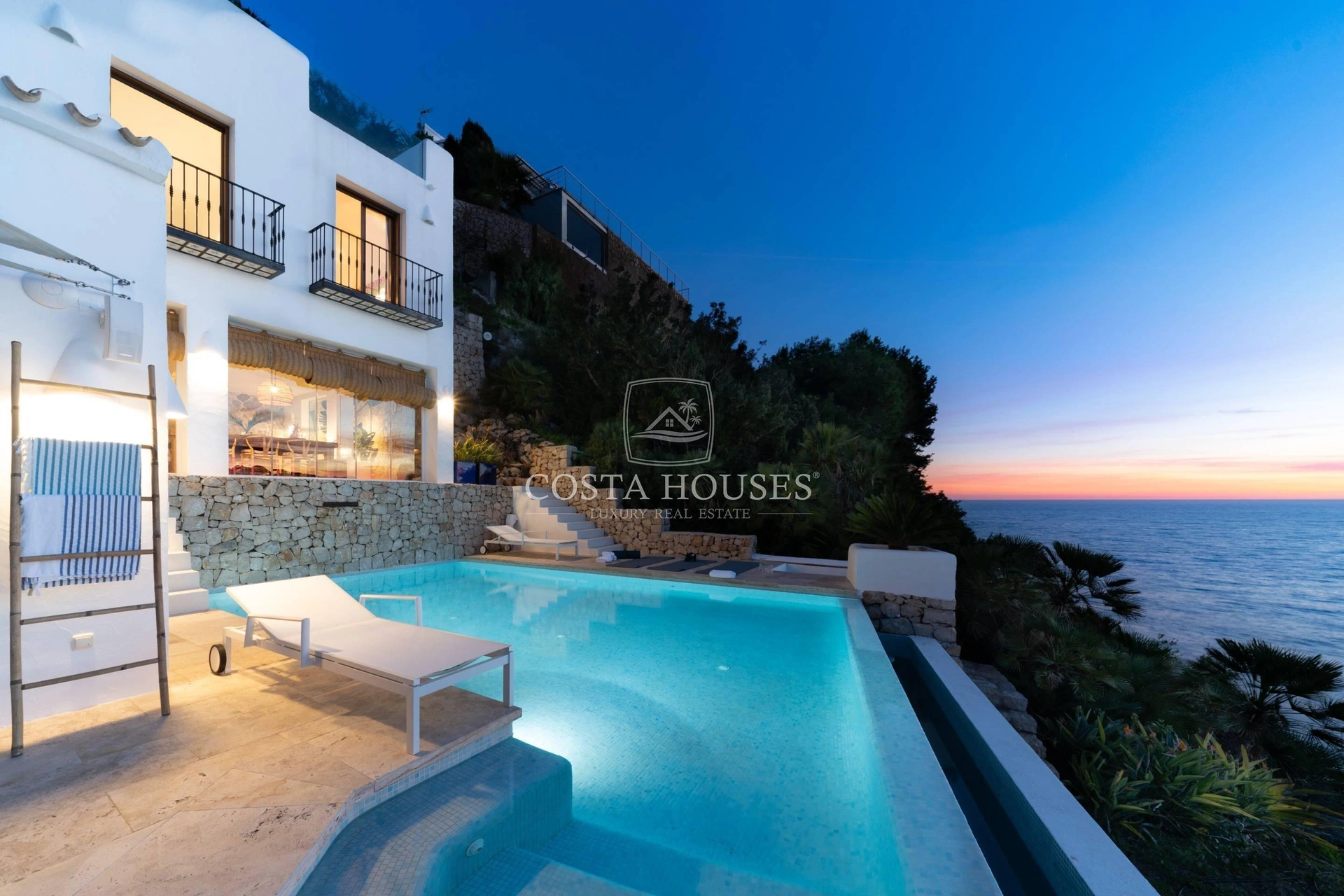 2406VL_PUERTOSOL - ❶ IBIZA VILLA FRENTE AL MAR EN MORAIRA, Costa Blanca | Exclusive SEAFRONT IBIZA VILLA in Moraira